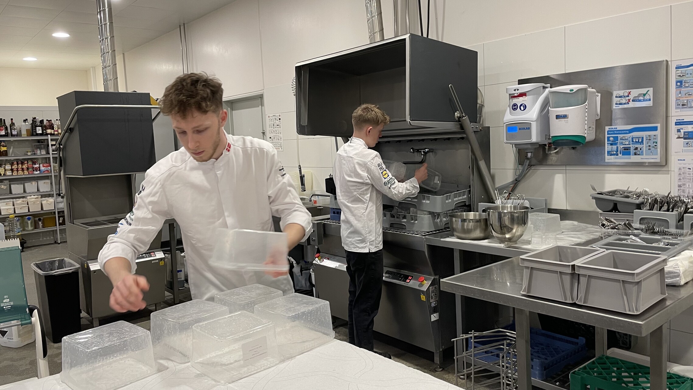 Commercial kitchen equipment | Optimize workflow with an efficient utensil washer.