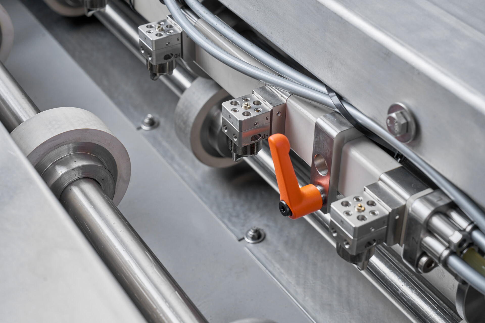 Trays are cleaned with the baking side up, allowing them to be immediately used without turning.